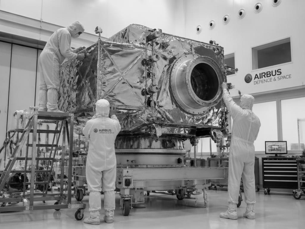 Composant de satellite de télécommunications en salle blanche